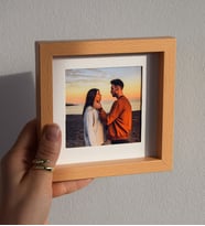 Kişiye Özel Çiçekli Hediye Kutusu - Kişiye Özel Lüks Pastel Fincan, El Kremi, Ahşap Fotoğraf Çerçevesi Doğum Günü Hediyesi (Sarı)