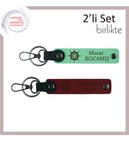 Gemi Dümeni Figürüyle Tamamlanan 2’li Deri Anahtarlık Takımı, Kişiselleştirilebilir, A Yeşil-Bordo
