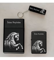 At Horse Desenli Kişiye Özel İsimli Çakmak,Metal Tabaka ve Anahtarlık Seti - 3'lü Hediye Set (Siyah)