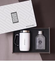 Premium Hediye Seti – Ahşap Kutuda Beyaz Termos Mug & Cam Şişe Kolonya