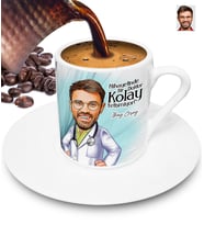 Nihayetinde Doktor Kolay Yetişmiyor Kişiye Özel Karikatürlü Türk Kahvesi Fincanı (Beyaz)