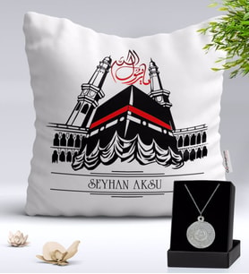 BK Gift Kişiye Özel Kabe Temalı Yastık ve Kabartmalı Silver Ayetel Kürsi Kolye Hediye Seti