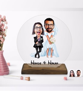 BK Gift Kişiye Özel Sevgililer Karikatürlü Yuvarlak Ahşap Standlı Biblo-16