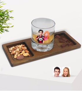 BK Gift Kişiye Özel Sevgililer Karikatürlü Viski Bardağı ve Doğal Masif Ahşap Dikdörtgen Sunum Tabağı Çerezlik Hediye Seti-91