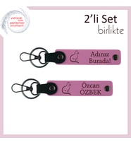 Tüylü Kalplere Uygun Hediye, Kedili Figür, Kişisel Yazılı Deri Anahtarlık, Pembe-Pembe