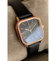 Özel Saat Kutusuyla Sınırlı Sayıda Kare Kadran Rose Gold Siyah Renk Deri Kordon Kadın Saati Modern Şık Tasarım Gündelik Anneye Kardese Dogum Günü İçin Özel Günlerde Hediye Edilebilir Not Eklenebilir Zarif ve Göz Alıcı Tasarım