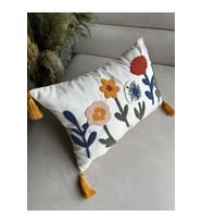 TEKLİ PUNCH İŞLEMELİ ÇİÇEKLİ FLOWERS PANÇLI NAKIŞLI DEKORATİF KIRLENT KILIFI 35X50 (Bej-Kırmızı)