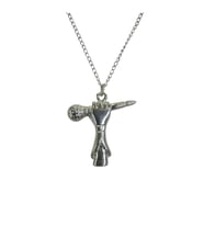 Mikrofon Tutan El Figürlü Unisex Kolye – 60 cm Zincir (Gümüş)