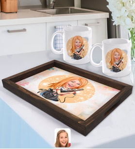 BK Gift Kişiye Özel Kadın Kuaför Karikatürlü Doğal Ahşap Tepsi ve 2’li Kupa Bardak Seti-2