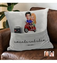 BK Gift Kişiye Özel Sevgililer Karikatür Tasarımlı Organizer Kumanda ve Atıştırmalık Cepli Gri Kırlent Yastık-10 Arkadaşa Hediye, Cepli Yastık