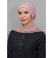 Pudra Pratik Hazır Geçmeli Tesettür Bone Fukuro Piliseli Örgülü Şifon Atkılı 1825A_06