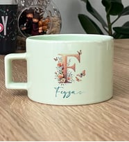 Kişiye Özel Çiçekli Kelebekli F Harfli Hediye Pastel Fincan İsimli İsim Yazılı (Yeşil)