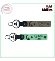 Yeni Başlayan Asistanlara Hatıra – Çocuk Ve Ayyıldız Desenli Anahtarlık Takımı, Kül Gri-Yeşil