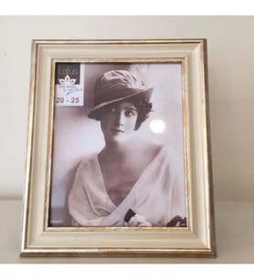 Ahşap Vintage Eskitme Çerçeve 20x25cm İster Yatay İster Dikey Kullanım Krem First Quality Krem , Ayaklı Arka Kısmı Komple Siyah Kadife Kaplı Ahşap Dokulu Resimlik