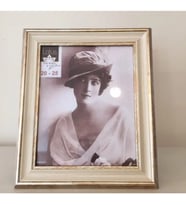 Ahşap Vintage Eskitme Çerçeve 20x25cm İster Yatay İster Dikey Kullanım Krem First Quality Krem , Ayaklı Arka Kısmı Komple Siyah Kadife Kaplı Ahşap Dokulu Resimlik