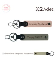 Anneye Romantik Sürpriz, İsim & Soyisim Yazılı 2’li Anahtarlık Seti, Yavru Ağzı-Kül Gri-Sütlü Kahve