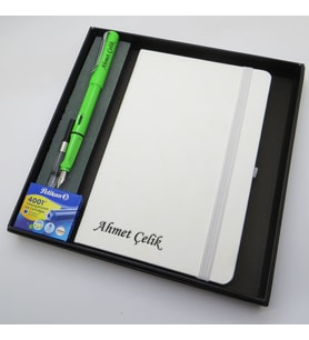 Signator® Codex  N318 Kişiye Özel Defterli Set - İsme Özel Yeşil Dolma Kalem + İsme Özel Beyaz Defter + Yedek Kartuş İsme Özel Kutusunda Hediyelik Set (Karışık)