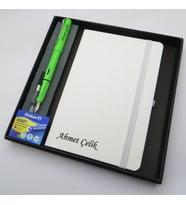 Signator® Codex  N318 Kişiye Özel Defterli Set - İsme Özel Yeşil Dolma Kalem + İsme Özel Beyaz Defter + Yedek Kartuş İsme Özel Kutusunda Hediyelik Set (Karışık)