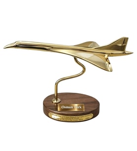 Kişiye Özel Concorde Pirinç Uçak Biblo 20x23 Cm – Ahşap Kaideli