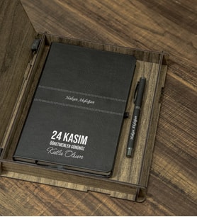 Öğretmenler Günü Hediyesi  Kişiye Özel İsim Baskılı Ahşap Kutulu Ajanda Kalem Seti – Şık Masaüstü H
