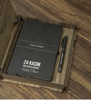 Öğretmenler Günü Hediyesi  Kişiye Özel İsim Baskılı Ahşap Kutulu Ajanda Kalem Seti – Şık Masaüstü H