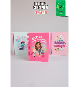 x Dekomus Lisanslı Gabby’s Dollhouse A6 Çizgili Spiralli Bloknot 80 Yaprak Tek Adet "Dekomus Cep Defteri Hediyeli"