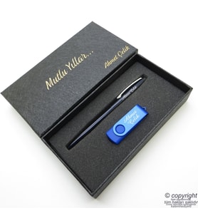 16GB. İsme Özel Usb Bellek + Scrikss İsme Özel Kalem Seti - Mavi