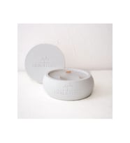 1,500 gram Büyük Boy Ahşap 3 Fitil Kokulu Soya Wax Beton Kapaklı Dekoratif Mum (Açık Gri)