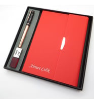 Signator® Codex  N336 Kişiye Özel Defterli Set - İsme Özel Gold Kalem + İsme Özel Kırmızı Defter + İsme Özel 32 GB Usb Bellek  İsme Özel Kutusunda Hediyelik Set (Karışık)