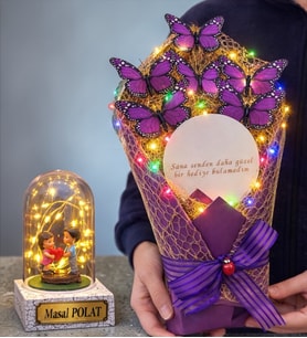 Kişiye Özel Led Işıklı Biblolu Fanus ve Aynalı Renkli Led Işıklı Kelebek Buketi (Model 8)