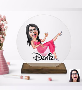 BK Gift Kişiye Özel Kadın Patroniçe Karikatürlü Yuvarlak Ahşap Standlı Biblo-1