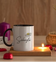 Kişiye Özel Papatya Tasarımlı İsimli Ahşap Altlıklı Mumlu Siyah Kupa