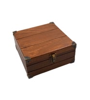 Ahşap Kare Kutu Klipsli 22Cmx22cm Gen. 10 Cm Yükseklik  (Ceviz)