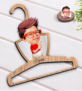 BK Gift Kişiye Özel Erkek Çocuk Karikatürlü Standart Boy Ahşap Elbise Askısı-1
