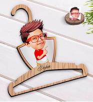 BK Gift Kişiye Özel Erkek Çocuk Karikatürlü Standart Boy Ahşap Elbise Askısı-1