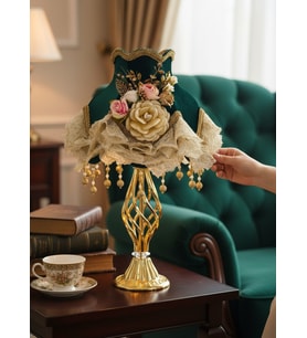Hürrem Yeşili Kadife Kaplı Çiçek Süslemeli Başlık Gold Metal Burgu Ayaklı Klasik Abajur 50x30cm