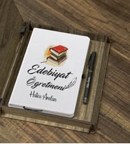 Kişiye Özel  Edebiyat Öğretmeni Tasarımlı Ahşap Kutulu Ajanda Kalem Seti (Beyaz)