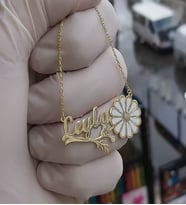 Kadın Gümüş Kolye - Leyla Yazılı Papatya Isim • Işıklı Kutuda • Sevgiliye • Anneye (Sarı)