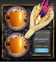 Desenli Turuncu İkili Türk Kahvesi Fincanı Seti & Bahar Coşkusu Çiçek & 125 Gram Selamlique Türk Kahvesi