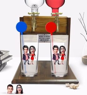 BK Gift Kişiye Özel Renkli Baskılı Sevgililer Karikatürlü İkili Vodka Bardağı ve Çift Musluklu Doğal Ahşap Vodka Standı-4 (Model 1)
