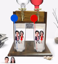 BK Gift Kişiye Özel Renkli Baskılı Sevgililer Karikatürlü İkili Vodka Bardağı ve Çift Musluklu Doğal Ahşap Vodka Standı-4 (Model 1)