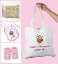 eJOYA Bebeklere Özel Çantasında Kişiye Özel Battaniye Önlük Ve Patik Bebek Hediye Seti 109877 (Pembe)