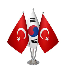 Masa Üstü Güney Kore Bayrağı Türk Bayrağı Üçlü Krom Direk Masa Bayrak Seti