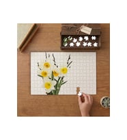 Beyaz Nergis Çiçekleri Tasarımı 240 parça Ahşap Puzzle Ahşap Kutuda MP00474