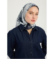 Schaless Özgür Fırçalar - Nar Çiçeği - Vierra Desenli Viskon Eşarp - 90x90 Cm (Lacivert)