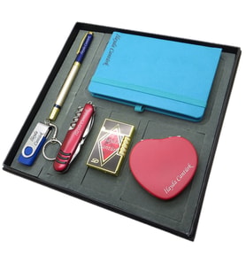 Signator® Serena  İsme Özel Set - 32 Gb. Usb Bellek + Çakmak + Not defteri  + Çakı + Kalem ve El Aynası  Kişiye Özel Hediyelik Set (Karışık)