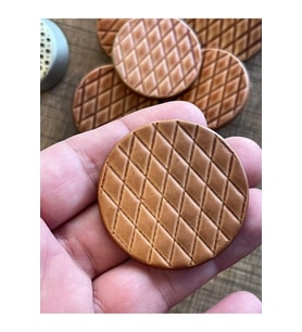 4 cm ÇAP KURABİYE ŞEKLİNDE İĞNELİKLİ TASARIM DÜĞME