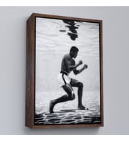 Çerçeveli Su Altında Antreman Yapan Boksor Muhammet Ali Duvar Tablosu (Kahverengi)