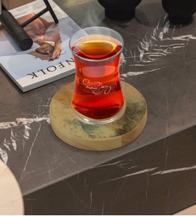 BK Gift Kişiye Özel Mermer Tasarımlı Doğal Ahşap Tabaklı Heybeli Çay Bardağı Model 17