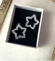 Rodyum Kaplama Sallantılı Kadın Zirkon Küpe Abiye